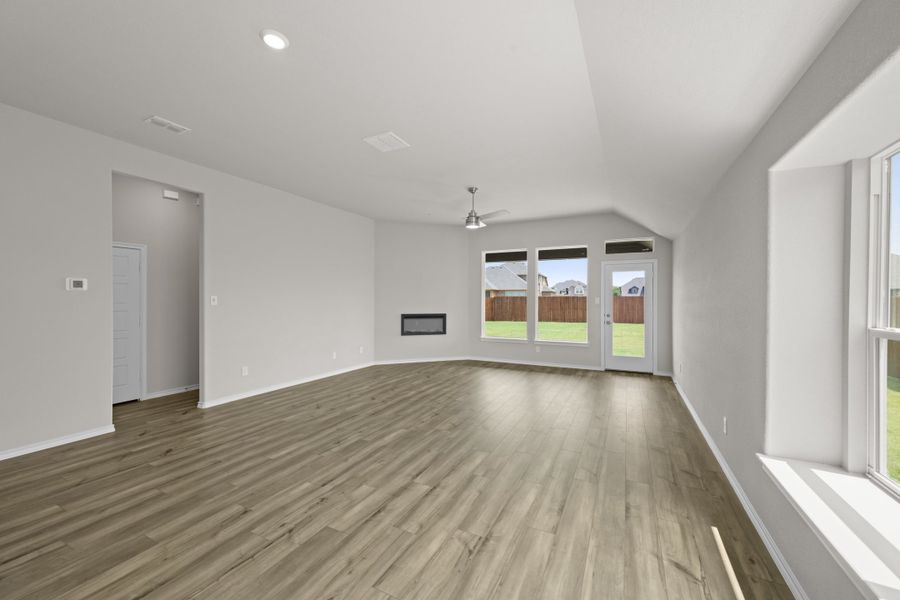 Spacious, unfurnished interior of a new home in El Dorado, Granbury (Image 15).