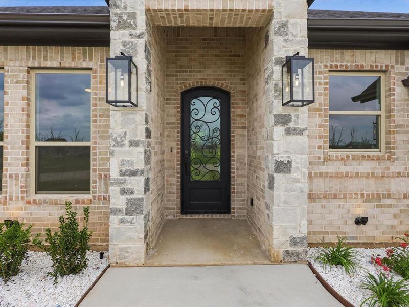 Exterior details and patio area of a home in , Granbury (Image 3).
