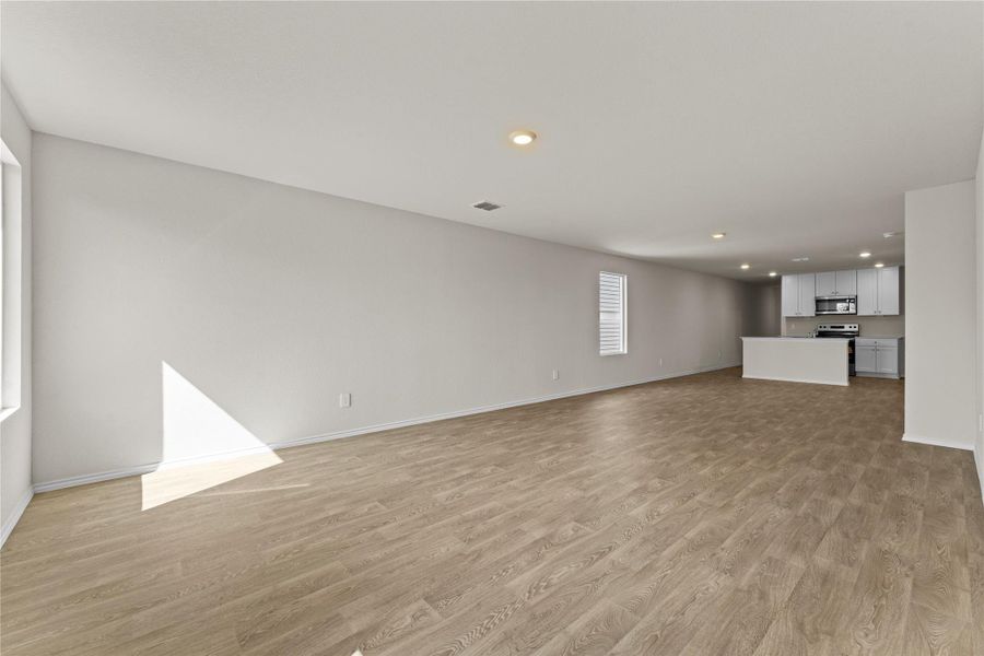 Spacious, unfurnished interior of a new home in Ladera, Luling (Image 24).