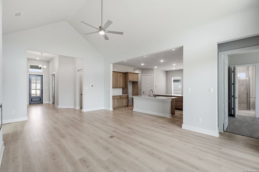 Spacious, unfurnished interior of a new home in Potranco Oaks, Castroville (Image 31).