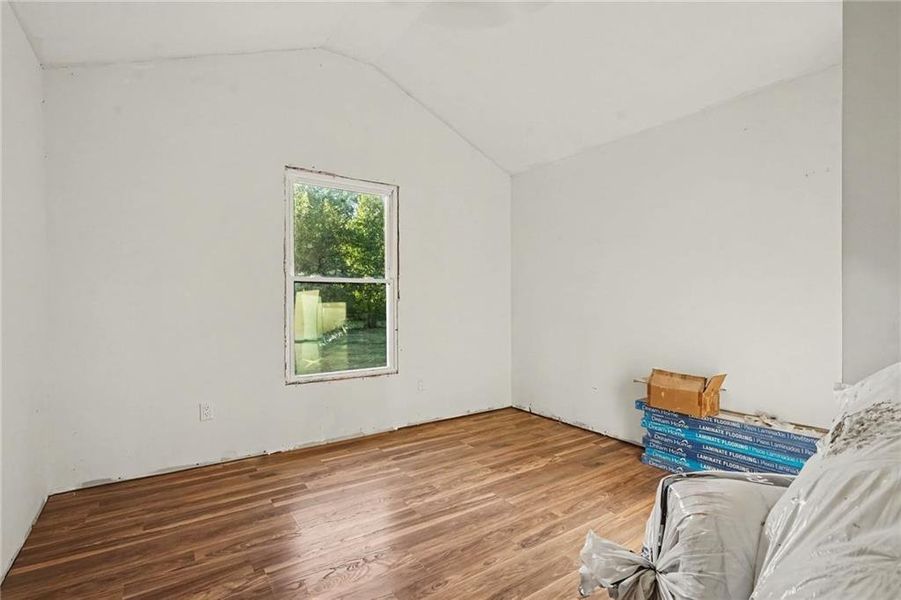 Spacious, unfurnished interior of a new home in , Canon (Image 11).