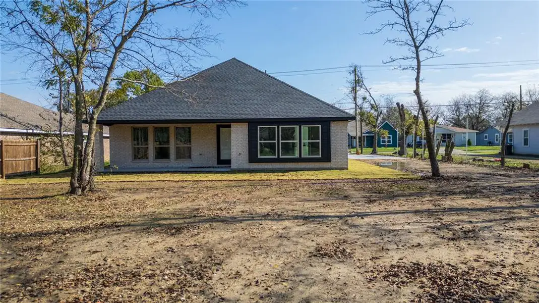 Exterior details and patio area of a home in , Terrell (Image 3).