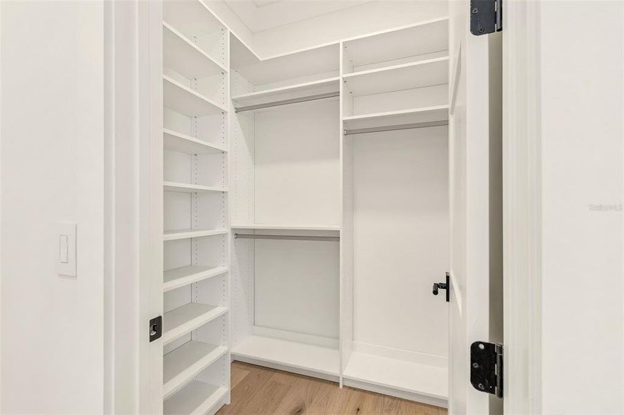 Spacious, unfurnished interior of a new home in , Tampa (Image 80).
