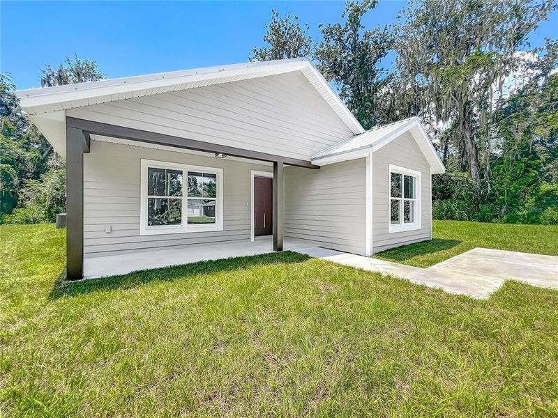 Exterior details and patio area of a home in , Lake Panasoffkee (Image 4).