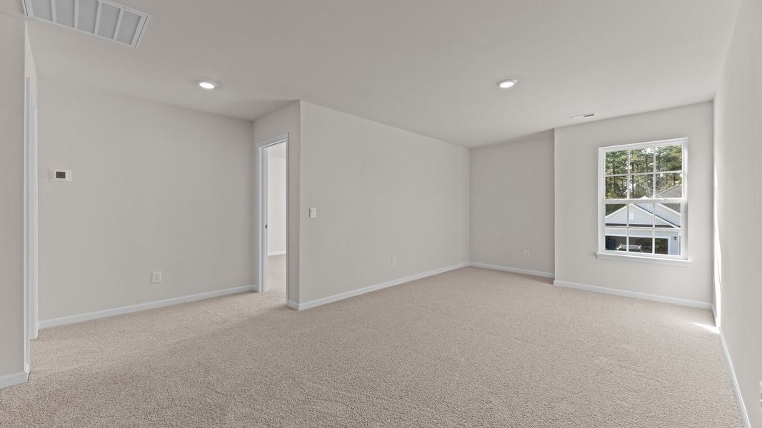Spacious, unfurnished interior of a new home in East Ridge, Ayden (Image 18).