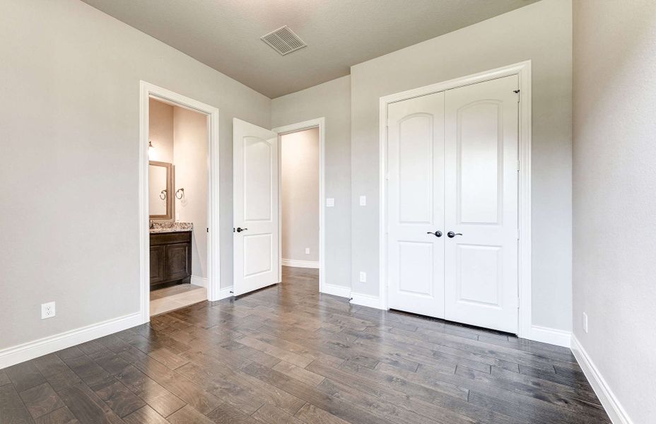 Representative unfurnished interior of a home built from the 4590 by Ravenna Homes in Artavia 70′, Conroe (Image 37).