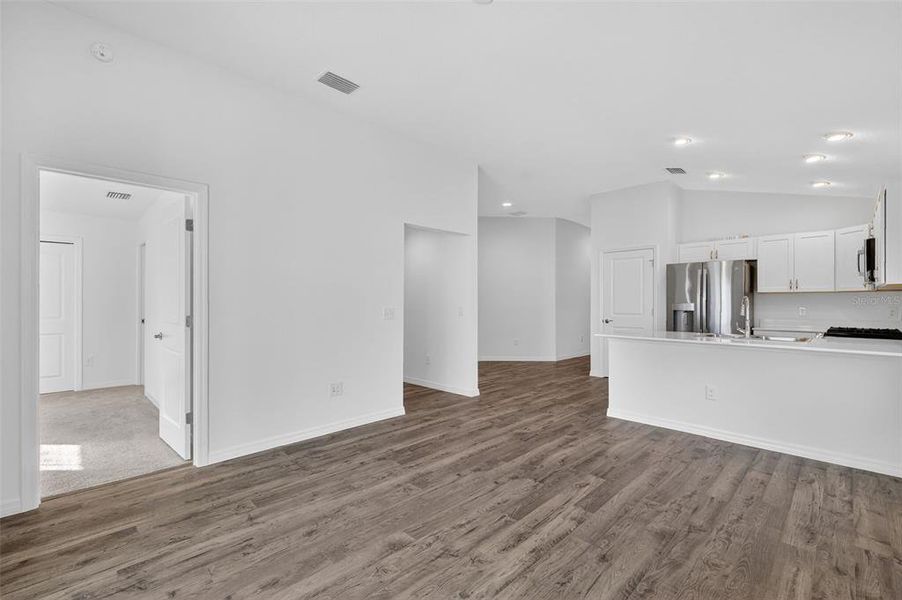 Spacious, unfurnished interior of a new home in , The Villages (Image 31).