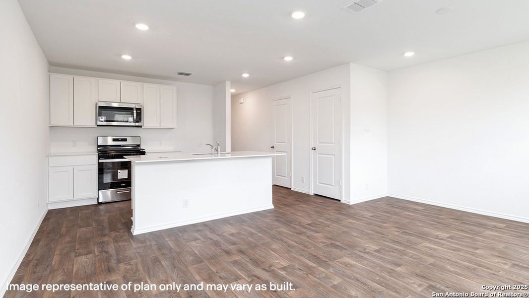 Spacious, unfurnished interior of a new home in Blue Ridge Ranch, San Antonio (Image 15).
