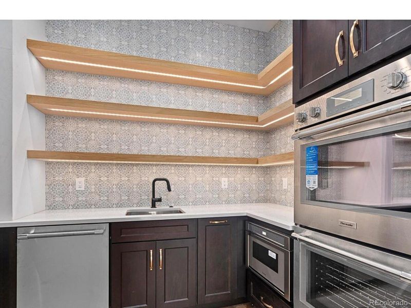 A must have - Second kitchen and pantry