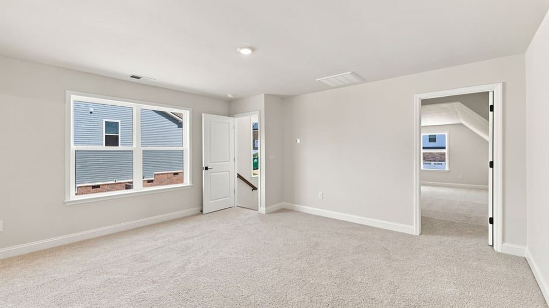 Spacious, unfurnished interior of a new home in Shadowood, Seneca (Image 29).