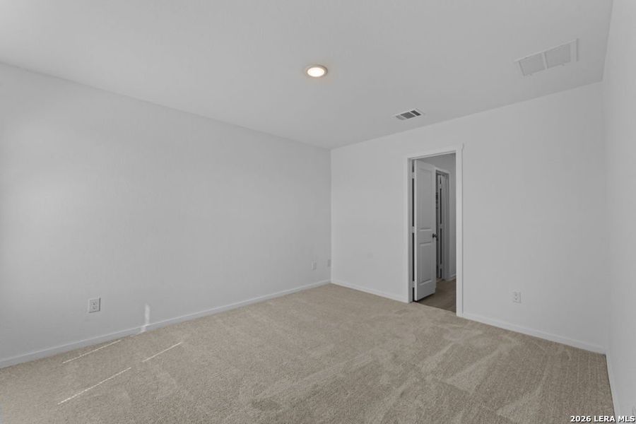 Spacious, unfurnished interior of a new home in Espada, San Antonio (Image 9).