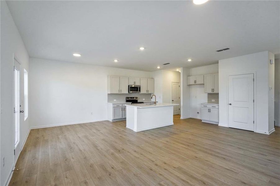 Spacious, unfurnished interior of a new home in Leydenview, Mableton (Image 49).