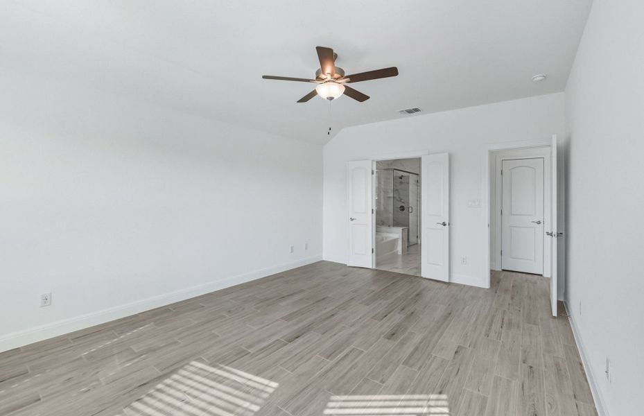 Spacious, unfurnished interior of a new home in Saddleback at Santa Rita Ranch, Liberty Hill (Image 19).