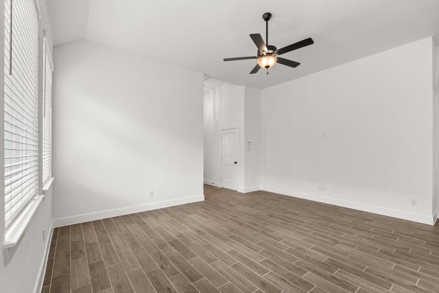Spacious, unfurnished interior of a new home in Beacon Point, Texas City (Image 15).