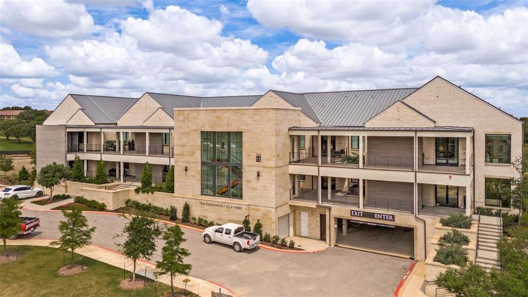 Condo located in Irving, TX showcasing its design and architecture (Image 3).