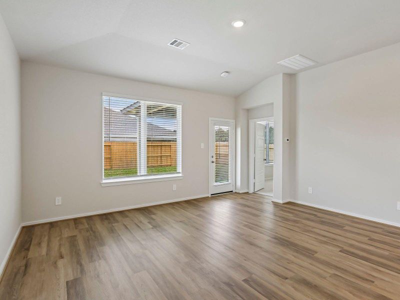 Spacious, unfurnished interior of a new home in Granger Pointe - Premier Series, Conroe (Image 23).