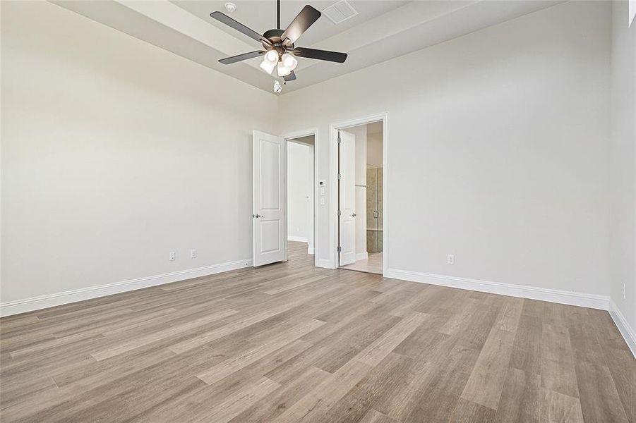 Unfurnished room with light hardwood / wood-style floors and ceiling fan