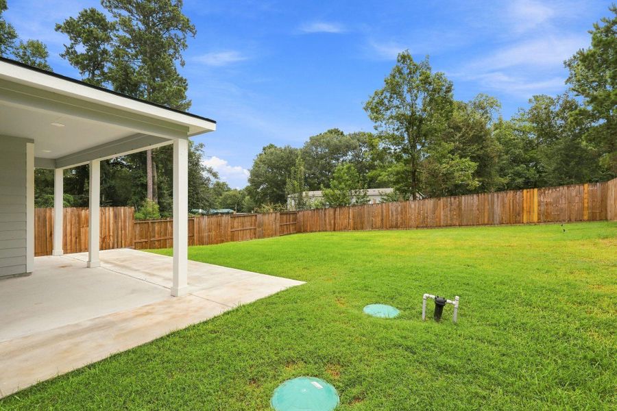 Exterior details and patio area of a home in Arrowhead Lakes, Willis (Image 22).