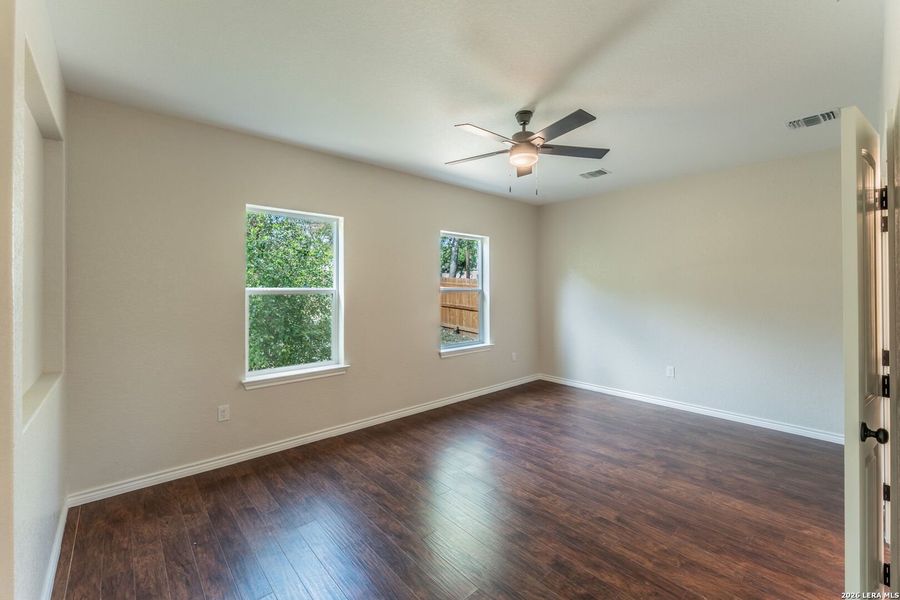 Spacious, unfurnished interior of a new home in , San Antonio (Image 11).