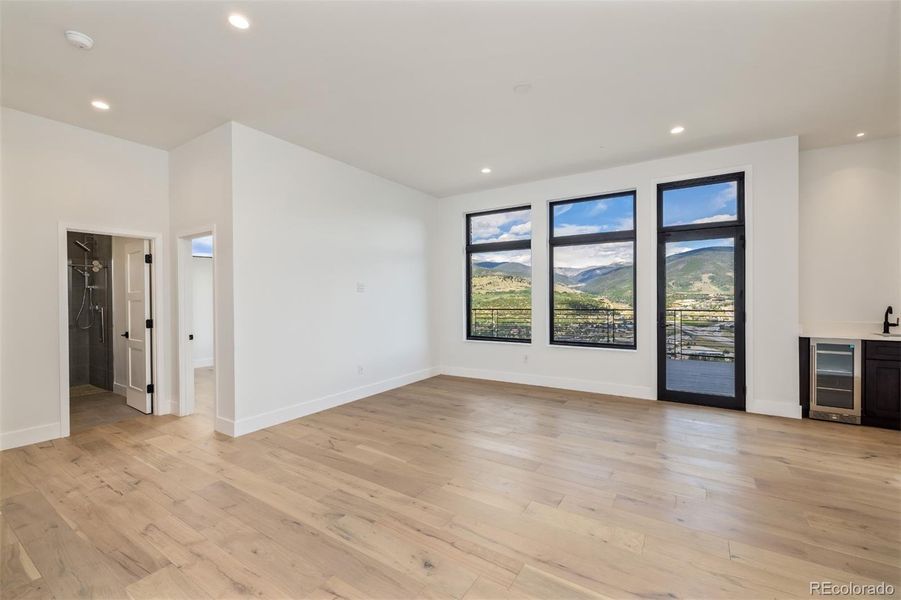 Spacious, unfurnished interior of a new home in , Silverthorne (Image 29).