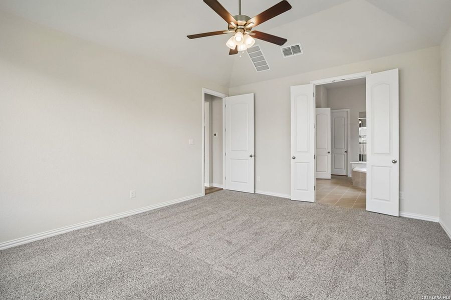 Spacious, unfurnished interior of a new home in Veranda, San Antonio (Image 25).