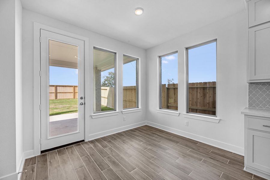 Spacious, unfurnished interior of a new home in Sienna, Missouri City (Image 11).