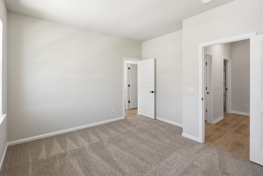 Spacious, unfurnished interior of a new home in The Oaks, Goose Creek (Image 21).