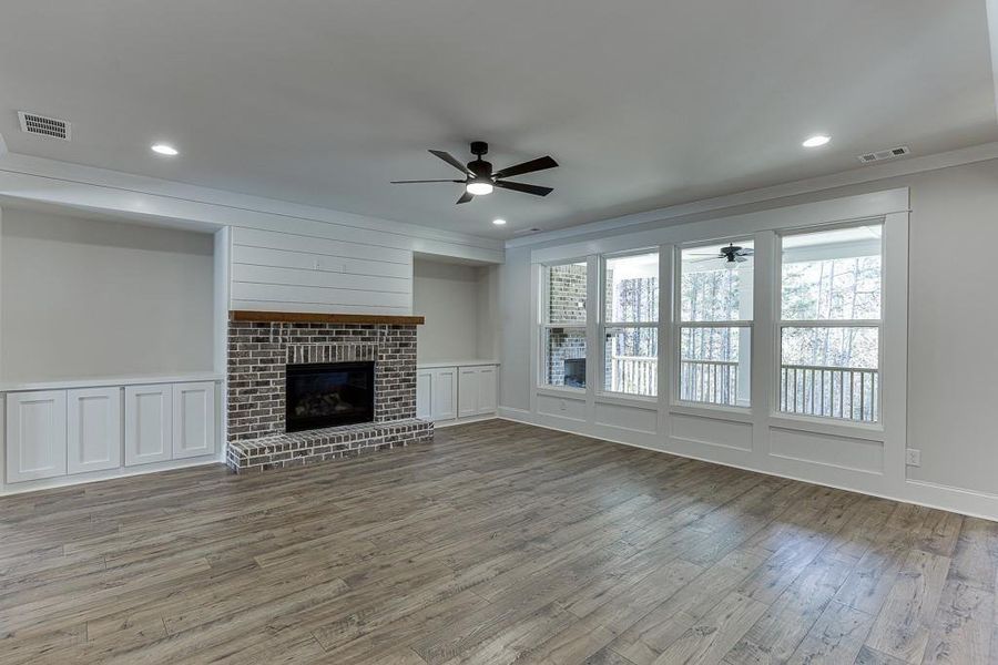 Spacious, unfurnished interior of a new home in , Bishop (Image 27).