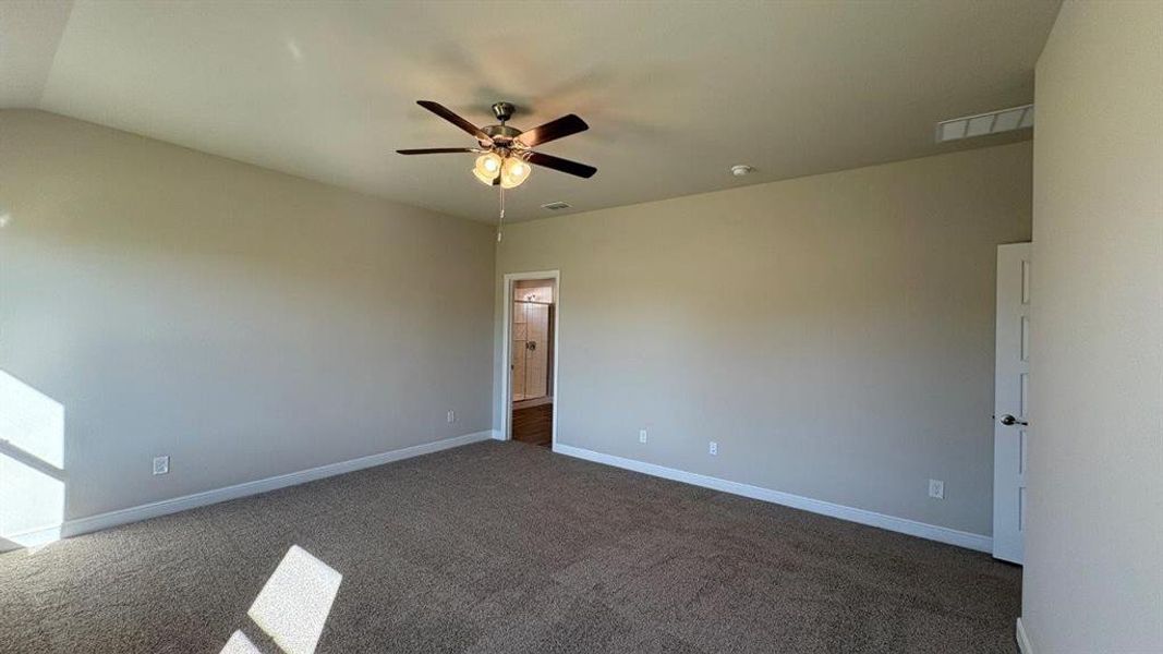 Spacious, unfurnished interior of a new home in Sandstone Estates, Granbury (Image 15).