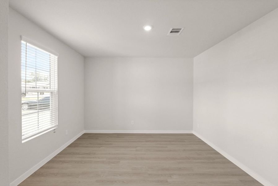 Spacious, unfurnished interior of a new home in Lakes at Crockett Martin, Conroe (Image 29).