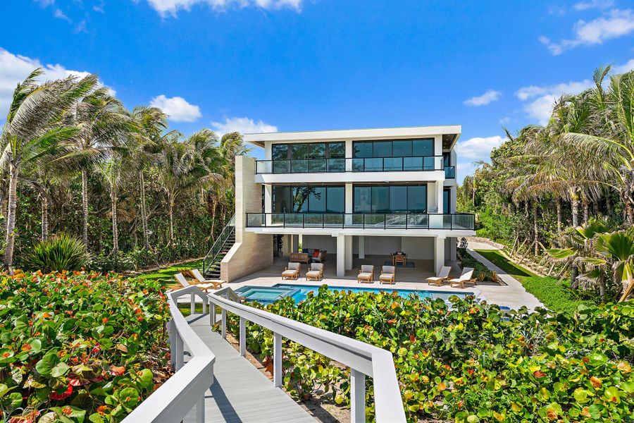 Condo located in Jupiter Island, FL showcasing its design and architecture (Image 3).