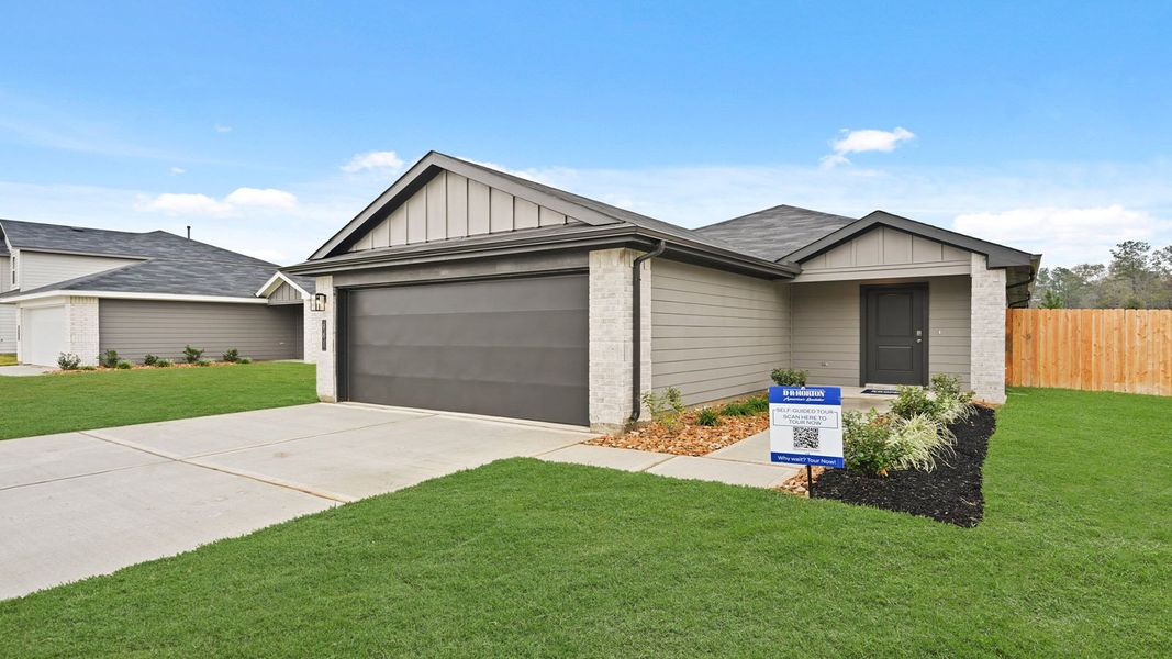 Front exterior of a new home in Silverthorne, Conroe, TX, highlighting curb appeal (Image 22).