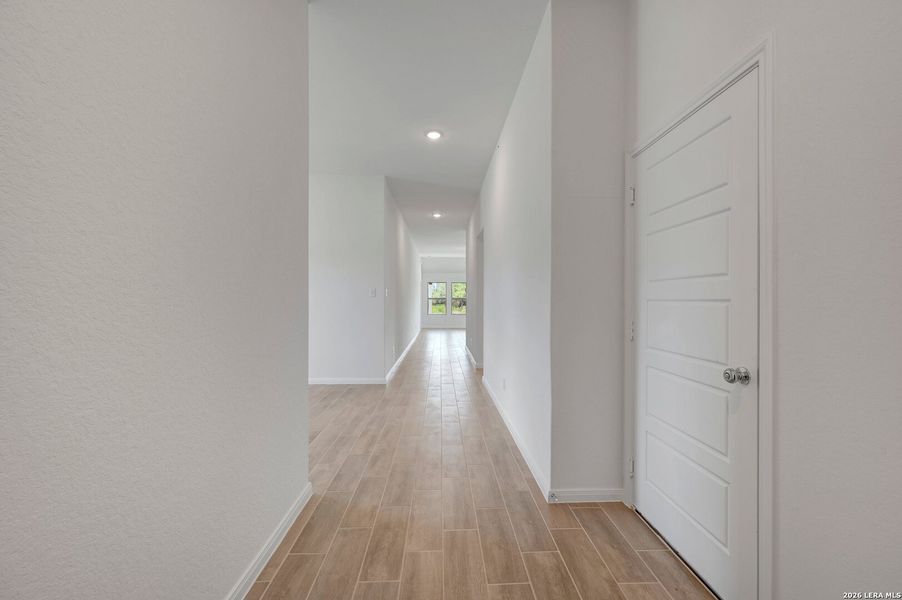 Spacious, unfurnished interior of a new home in Chaparral Ranch, Floresville (Image 21).