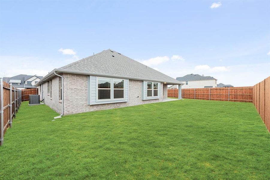Exterior details and patio area of a home in Ridgepoint, Midlothian (Image 23).
