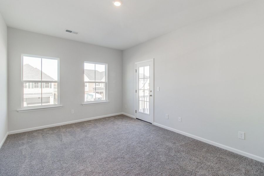Spacious, unfurnished interior of a new home in Hendrix Farms, Lexington (Image 40).