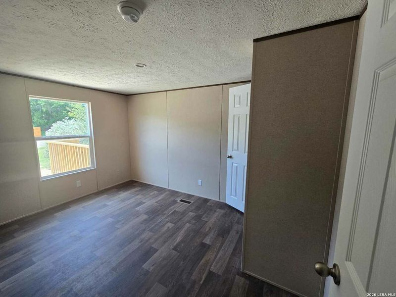 Spacious, unfurnished interior of a new home in , Canyon Lake (Image 5).
