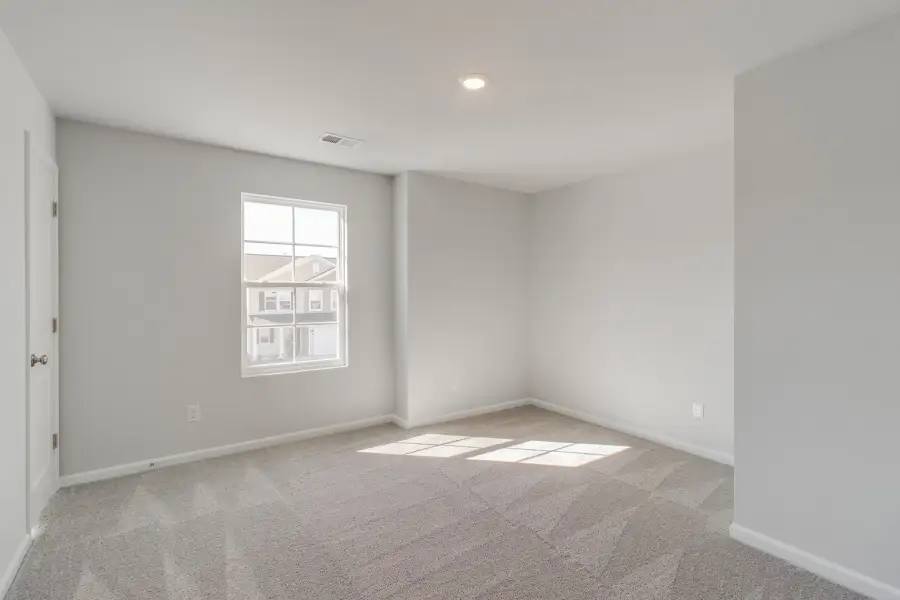 Spacious, unfurnished interior of a new home in Bluefield, Lexington (Image 31).