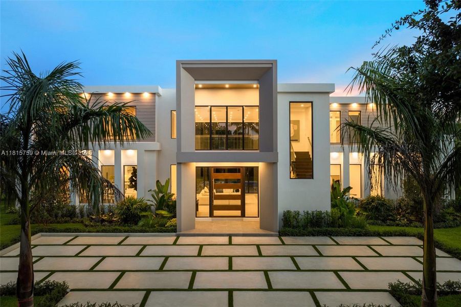 Exterior details and patio area of a home in , Pinecrest (Image 28).
