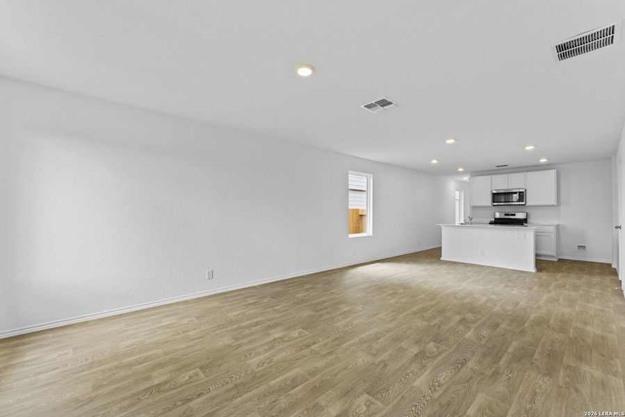 Spacious, unfurnished interior of a new home in Blue Ridge Ranch, San Antonio (Image 21).