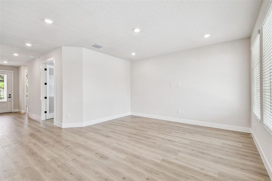 Spacious, unfurnished interior of a new home in , Tampa (Image 11).