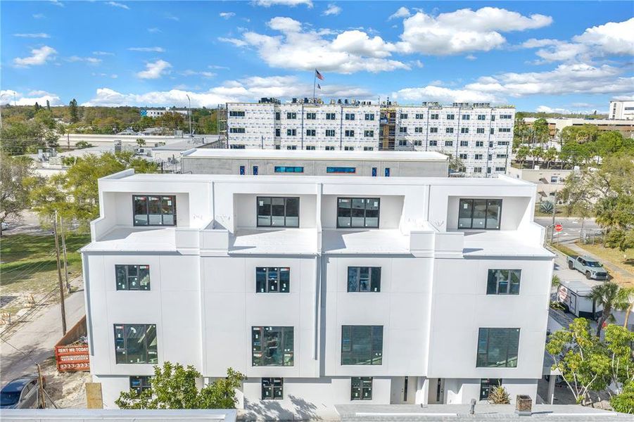 Condo located in St. Petersburg, FL showcasing its design and architecture (Image 3).