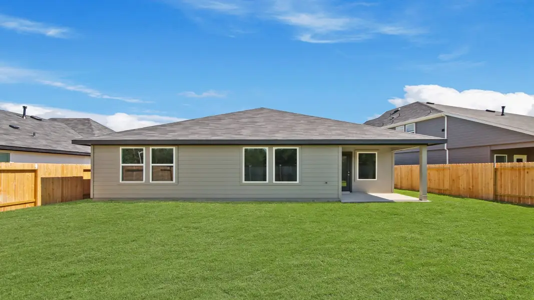 Exterior details and patio area of a home in Silverthorne, Conroe (Image 4).
