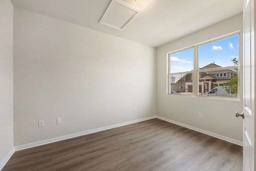 Spacious, unfurnished interior of a new home in Rolling Glen, Hutto (Image 15).