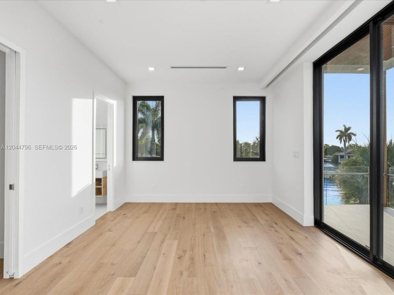 Spacious, unfurnished interior of a new home in , Pompano Beach (Image 51).