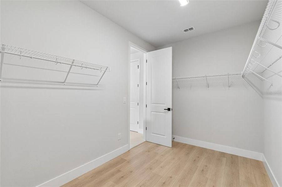 Spacious, unfurnished interior of a new home in , Tampa (Image 38).