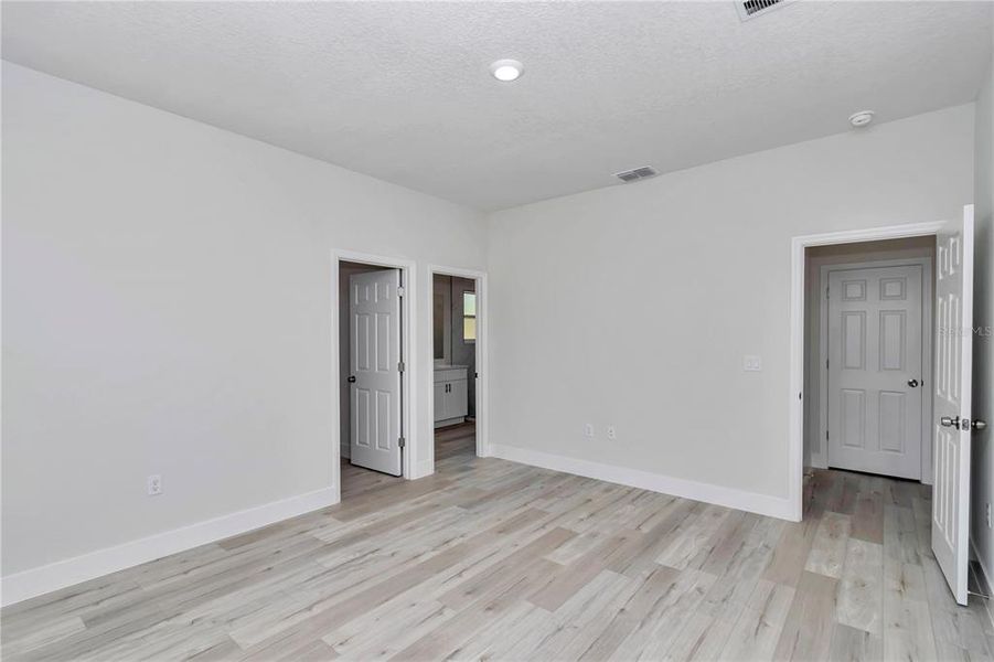 Spacious, unfurnished interior of a new home in , Citrus Springs (Image 18).