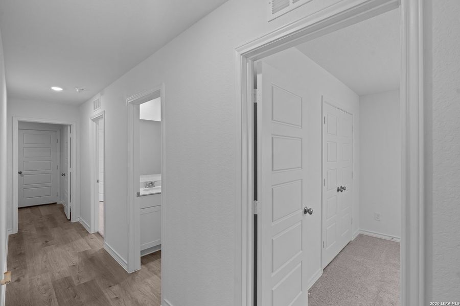 Spacious, unfurnished interior of a new home in Horizon Ridge, San Antonio (Image 11).