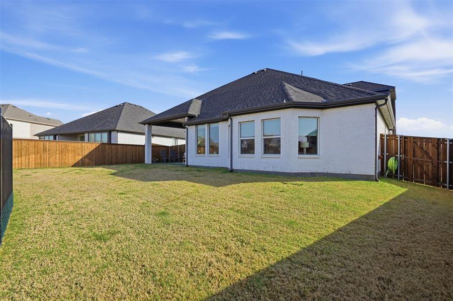 Exterior details and patio area of a home in Somerset Park, Rockwall (Image 24).
