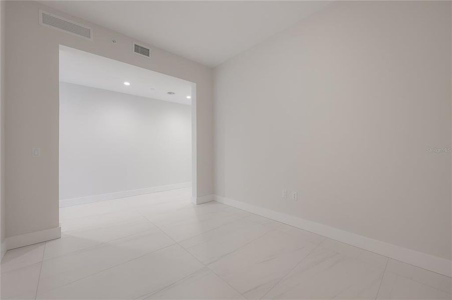 Spacious, unfurnished interior of a new home in , St. Petersburg (Image 25).