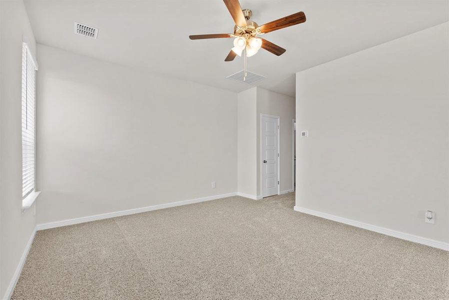 Spacious, unfurnished interior of a new home in Saratoga, Granbury (Image 16).